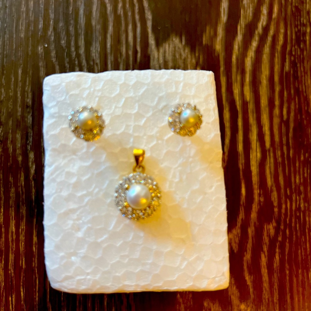 Pendent and earrings set